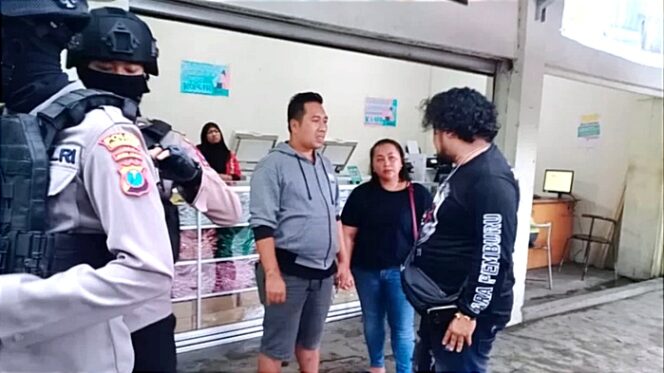 
					DIRAMPOK: Polisi meminta keterangan dari korban perampokan, Via (wanita memakai kaus hitam oblong). (foto: Asmadi).