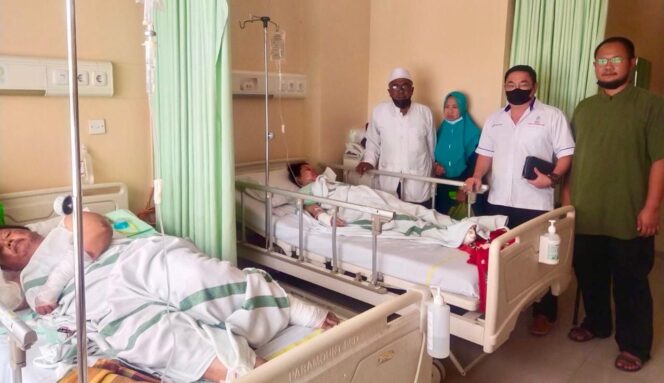 
					DISANTUNI: Korban Elpiji Ngowos dapat santunan dari Hiswana Migas. (foto: Moh. Rois)