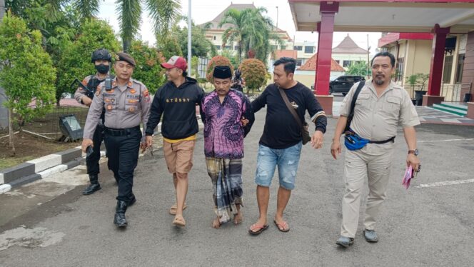 
					TERTANGKAP : Abdul Aziz (43), DPO kasus sabu saat ditangkap Satresnarkoba Polres Probolinggo. (foto: Satresnarkoba Polres Probolinggo)