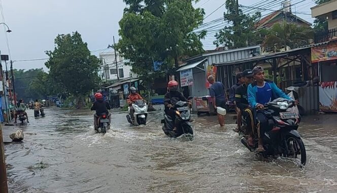 
					TERGENANG: Kondisi jalan Desa Kedawung Kulon saat direndam banjir. (Moh. Rois)