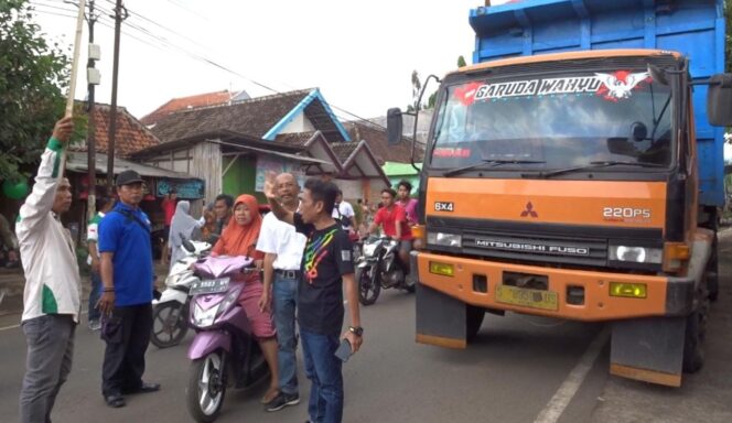 
					SWEEPING: Warga Pasrepan Pasuruan saat mencegat truk tambang di jalan raya Pasuruan - Bromo. (foto: Moh. Rois)