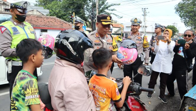 
					Kapolres Probolinggo Kota berikan helm ke pelanggar.