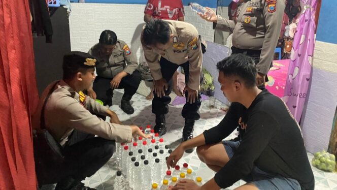 
					GEREBEK: Anggota Satsamapta Polres Probolinggo saat menggerebek tempat potong rambut di Paiton. (foto: Ainul Jannah)