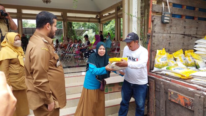 
					Walikota tinjau operasi pasar beras murah.