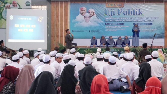 
					UJI PUBLIK: Salah satu siswi SMA-U Zainul Hasan Genggong saat diuji oleh penguji. (foto: Ainul Jannah).