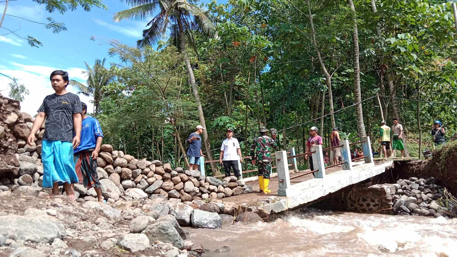 Jembatan Di Pakuniran Ambrol Akibat Diterjang Banjir 200 Kk Terisolir