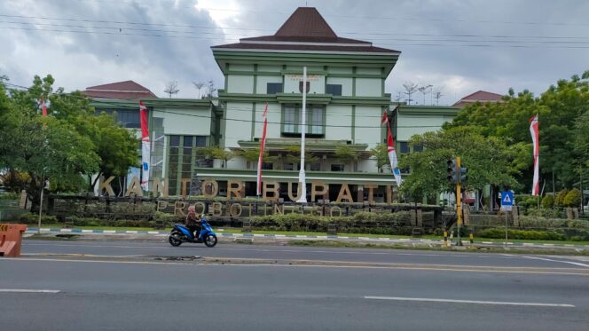 
					Kantor Bupati Probolinggo yang juga merupakan kompleks perkantoran sejumlah OPD setempat.