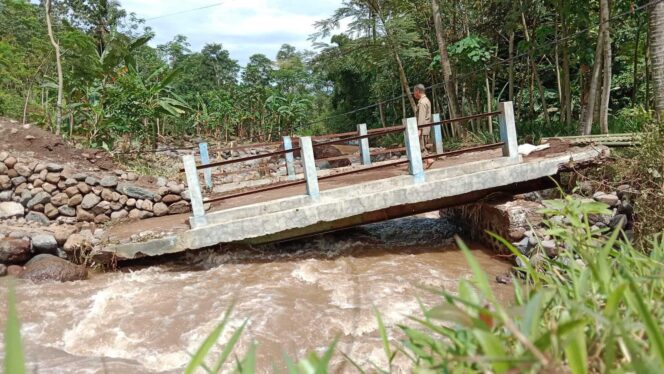 
					MELUAP: Sungai Pancarglagas sempat meluap akibat hujan deras. (foto: Ainul Jannah)