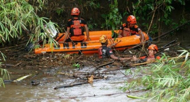 
					HILANG: Tim BPBD Lumajang menyisir Sungai Bondoyudo agar bisa menemukan korban. (foto: BPBD Lumajang)