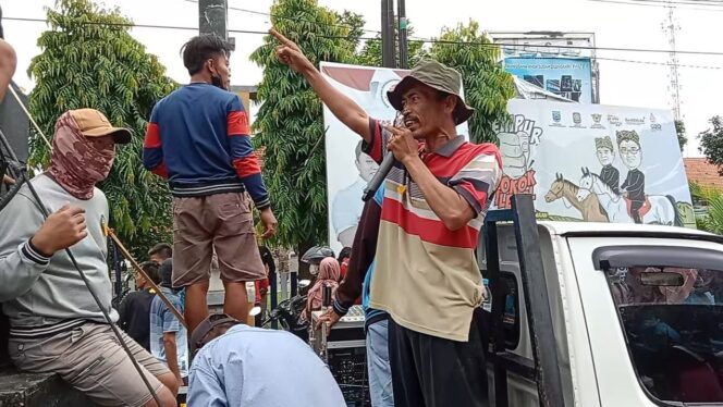 
					PROTES: Ratusan warga Desa Sidodadi saat menggeruduk kantor Kecamatan Paiton. (foto: Ainul Jannah)