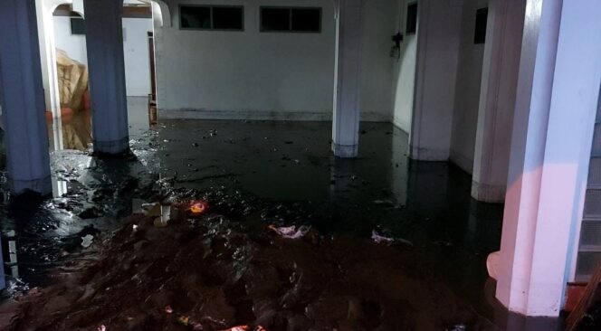 
					BANJIR: Rumah warga di kawasan wisata Tretes Pasuruan terendam banjir. (foto: Moh. Rois)