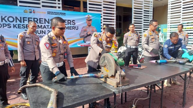 
					Kapolres Probolinggo Kota memotong klantop brong