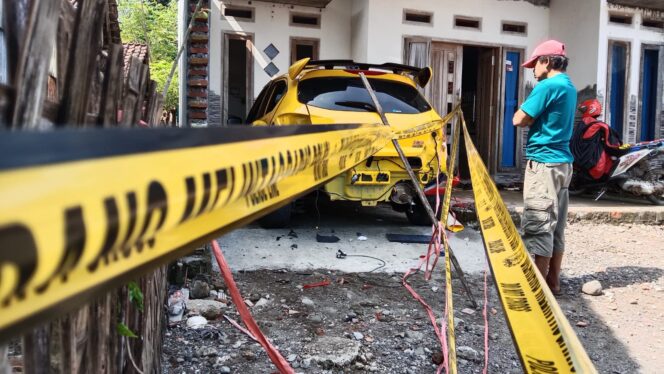 
					MERESAHKAN: Honda Brio milik Ahmad Holid (40), Kades Kedungrejoso pasca dibondet orang tak dikenal. (foto: Ainul Jannah) 