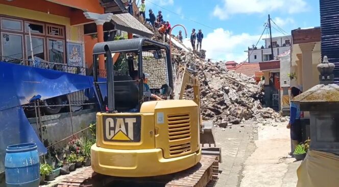 
					PEMBERSIHAN: Alat berat diterjunkan ke lokasi longsor di Desa Wonokitri, Kec. Tosari. (foto: Moh. Rois).