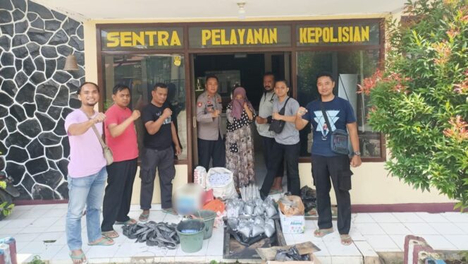 
					DITANGKAP: Narima (tengah) diciduk polisi akibat menjual bubuk dan selongsong mercon. (foto: Polsek Gading)