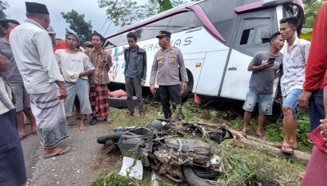 
					LAKA: Kondisi lokasi kejadian pasca kecelakaan yang diakibatkan bus pariwisata rombongan pelajar. (foto: Hafis Rozani) 