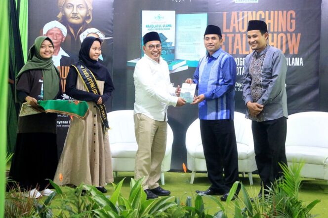 
					LAUNCHING: Ketua Tim Riset dan Ketua PCNU Kota Probolinggo saat launching buku sejarah NU. (foto: istimewa)