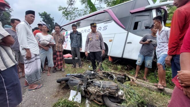 
					Polisi mengecek kendaraan yang terlibat laka. 