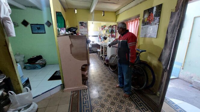 
					Pemilik menunjukkan lokasi motor sebelim hilang. 