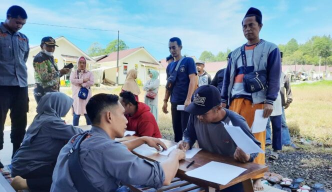 
					RELOKASI: Para penyintas erupsi Gunung Semeru saat menerima kunci huntap Huntara. (foto: Asmadi)