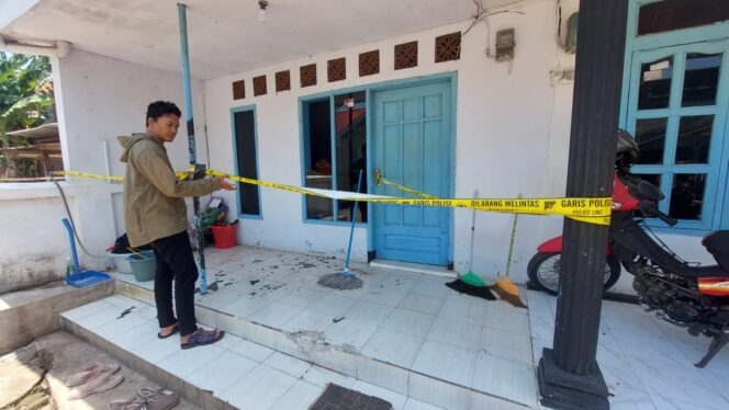 
					DIBONDET: Kondisi rumah Reni Handayani di Jl. KH. Abdul Hamid, Kota Probolinggo, pasca dilempari bondet. (foto: Hafiz Rozani)