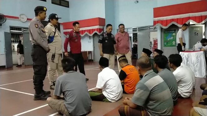 
					TES URINE: Warga Binaan Pemasyarakatan (WBP) Rutan kelas II B Kraksaan bersiap jalani tes urine. (foto: Ainul Jannah)