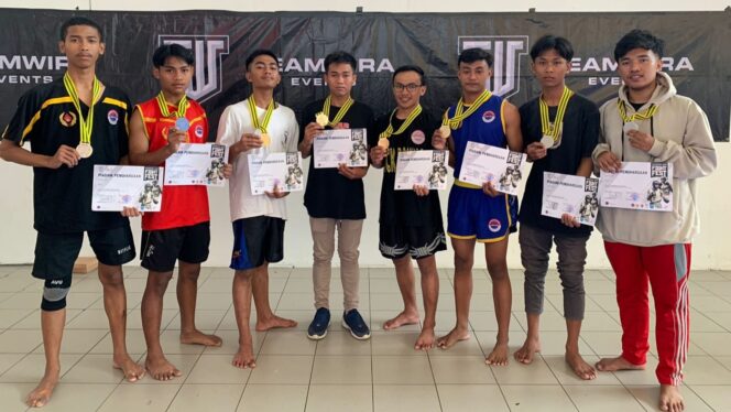 
					BERPRESTASI : Delapan atlit Kick Boxing Indonesia (KBI) Kabupaten Probolinggo foto bersama usai menerima medali. (Foto : Ainul Jannah)