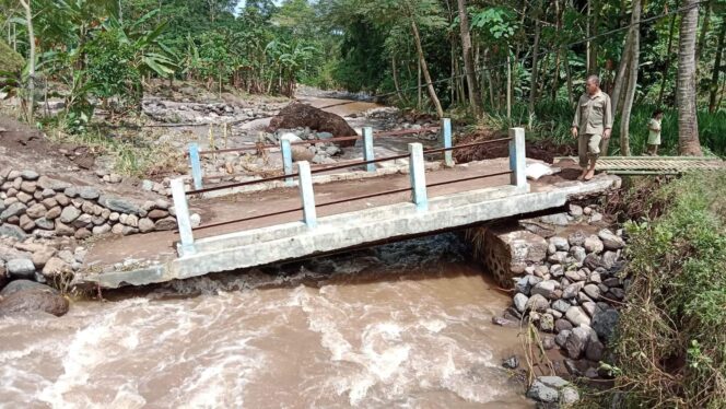 
					Jembatan Putus di Desa Blimbing, Kecamatan Pakuniran akibat diterjang banjir beberapa waktu lalu (istimewa)