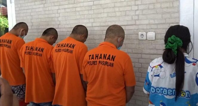 
					HUMAN TRAFFICKING: Lima orang pelaku ditangkap Polres Pasuruan atas dugaan perdagangan manusia di kawasan Tretes. (foto: Moh. Rois)