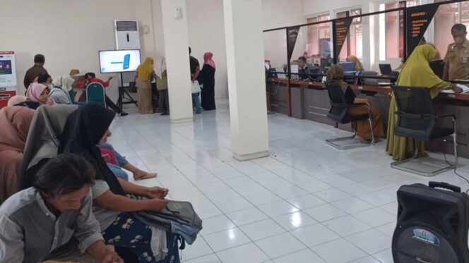 
					Sejumlah warga sedang mengantre untuk mengurus administrasi kependudukan di kantor Disdukcapil setempat (istimewa)