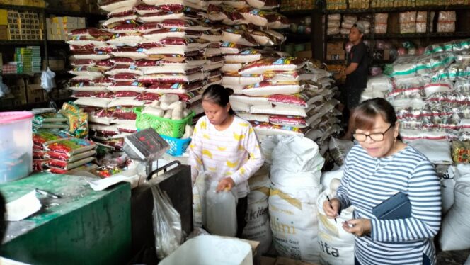 
					TERBATAS: Stok beras di salah satu toko kelontong di Pasar Dringu, Kabupaten Probolinggo. (foto: Ainul Jannah)