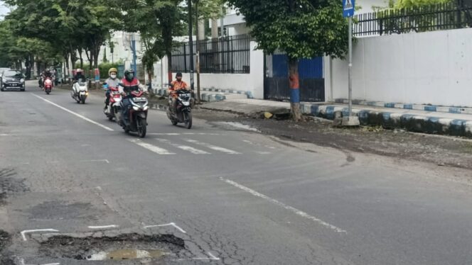 
					Salah stau lubang jalan yang ada di Kota Kraksaan