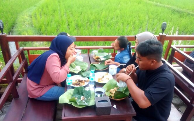 
					NIKMAT: Pengunjung menikmati wisata kuliner di Godhong Gedhang,  Lumajang. (foto: Asmadi).