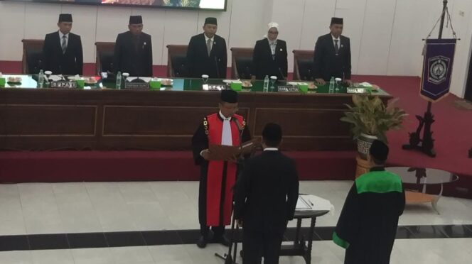 
					DILANTIK: Prosesi Pelantikan dan Pengambilan Sumpah Eko Adis P sebagai Ketua DPRD Lumajang. (foto: Asmadi) 