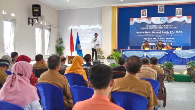 
					SOSIALISASI: Anggota DPR-RI Komisi X, M. Haerul Amri saat Sosialisasi Percepatan PIP Tahun 2023 di SMKN II Kraksaan. (foto: Ainul Jannah)