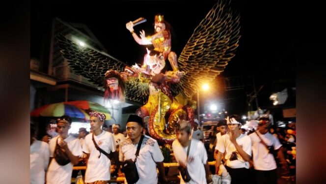 
					TOLERAN: Pawai ogoh-ogoh di Kecamatan Senduro, Lumajang. (foto: Asmadi)