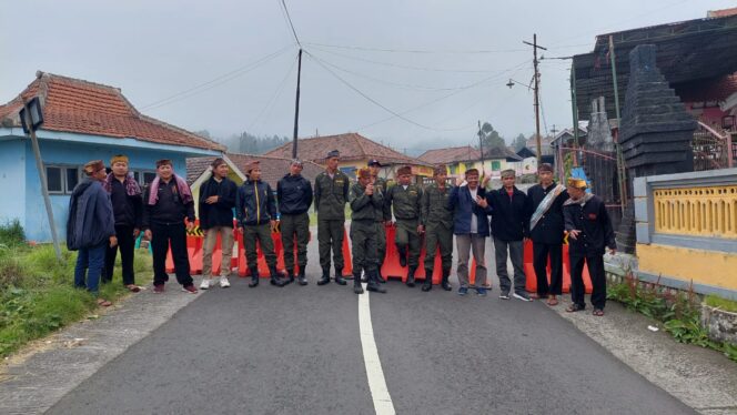 
					Petugas gabungan berjaga di pos penyekatan.