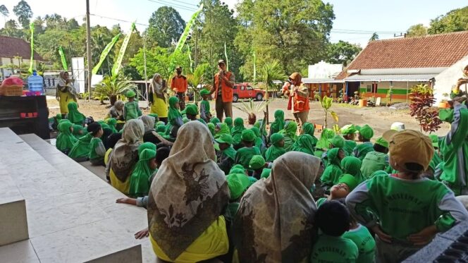 
					SOSIALISASI: Ratusan siswa TK Muslimat NU se Kecamatan Pronojiwo mengikuti sosialisasi kebencanaan. (foto: Asmadi)