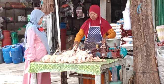 
					MEROKET: Salah satu lapak pedagang daging ayam potong di Pasar Semampir Kraksaan. (foto: Ainul Jannah)