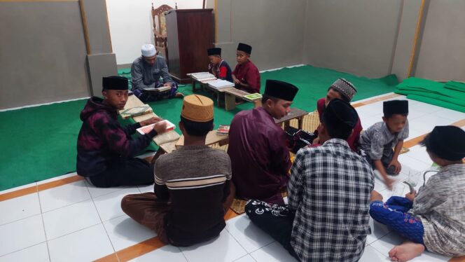 
					ABOGE: Sejumlah jamaah Aboge tadarus Al Qur'an di musholla. (foto: Hafiz Rozani).