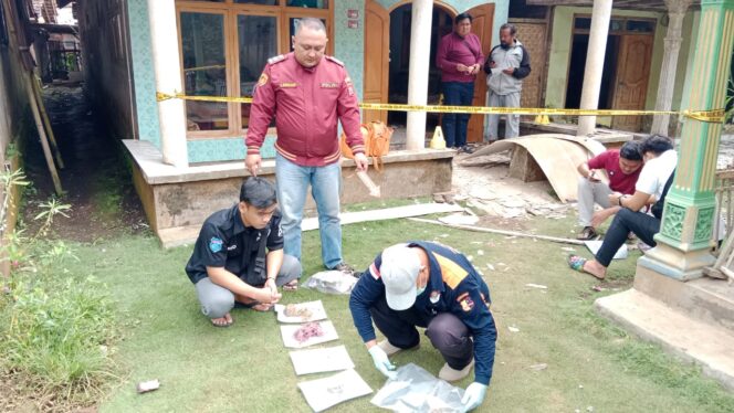 
					OLAH TKP: Aparat kepolisian melakukan olah TKP di lokasi ledakan. (foto: Ainul Jannah)