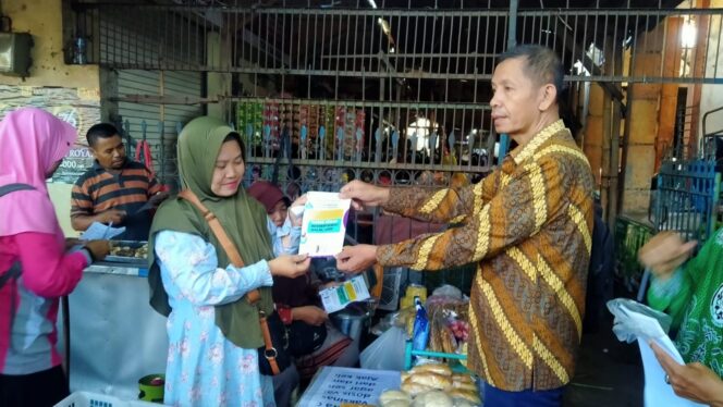 
					CEK: Petugas Kemenag Probolinggo saat mengecek produk berlabel halal di Pasar Semampir Kraksaan. (foto: Ainul Jannah)