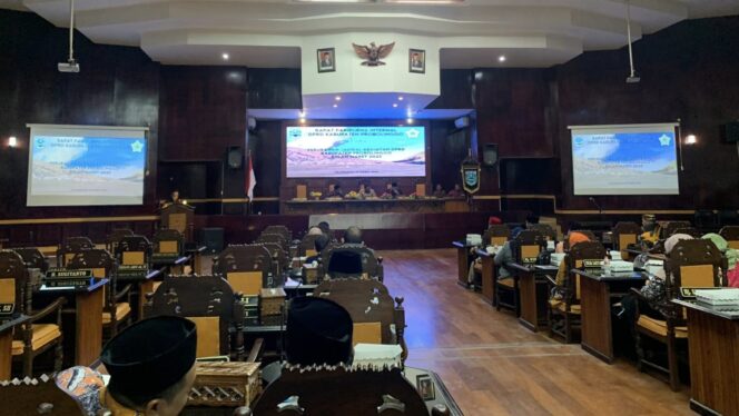 
					Sidang Patipurna LKPJ Bupati di gedung dewan semalem.