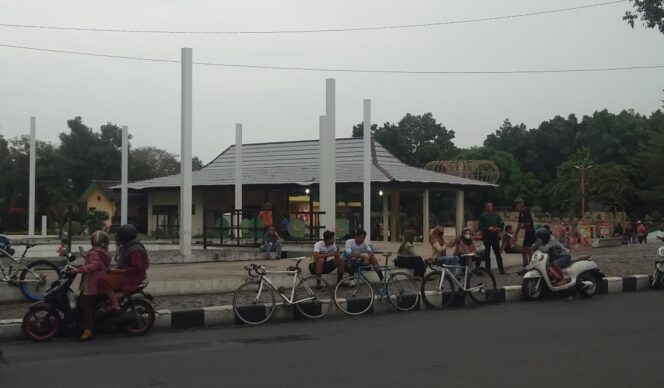 
					FAVORIT: Alun-alun Kota Lumajang jadi favorit warga ngabuburit selama Ramadhan. (foto: Asmadi)