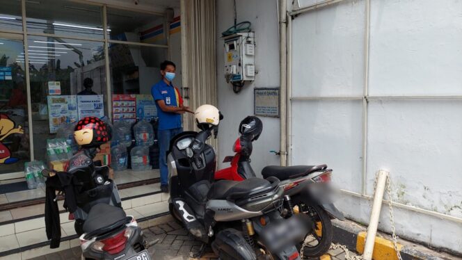 
					TEPERGOK: karyawan toko waralaba menunjukkan lokasi motor yang hendak dicuri. (foto: Hafiz Rozani)