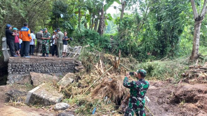 
					Petugas BPBD, Kecamatan dan PUPR melakukan peninjauan (istimewa)