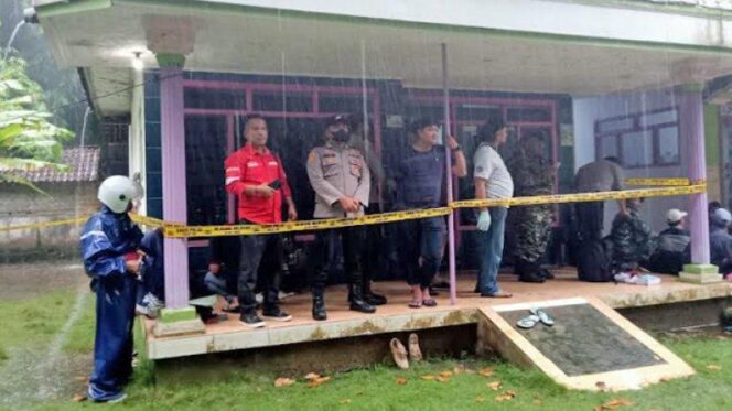 
					OLAH TKP: Polres Lumajang saat menggelar olah TKP beberapa waktu lalu. (foto: Asmadi)