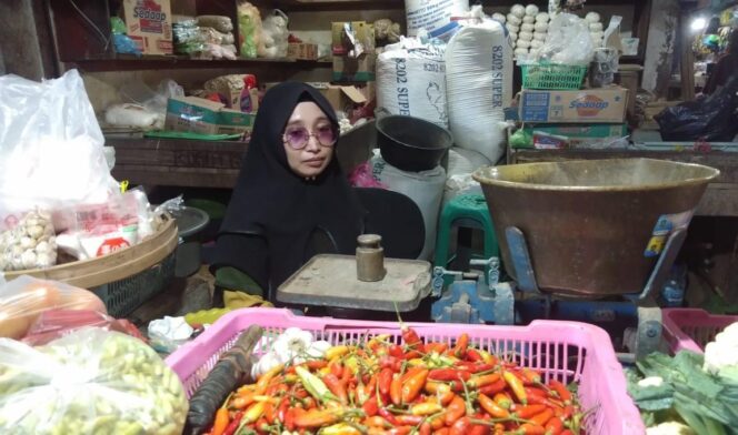 
					Lapak pedagang penjual bahan pokok di Pasar Baru Lumajang. (foto: Asmadi)