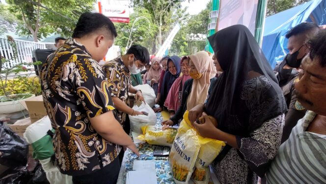 
					Warga menyerbu salah satu stan penjualan bahan pokok.