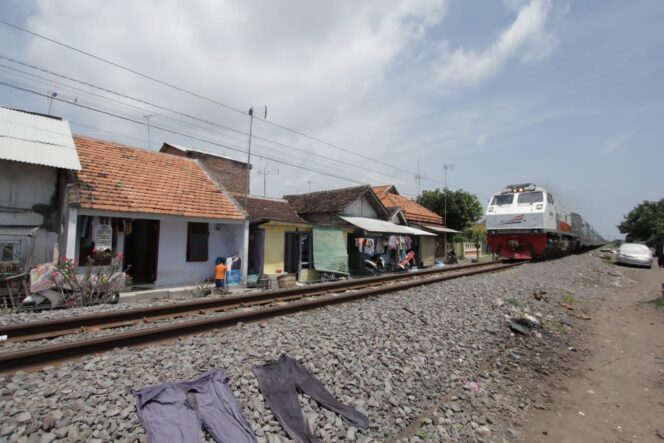 
					Kereta api sedang melintasi rel di Kelurahan Mangunharjo, Mayangan, Kota Probolinggo.